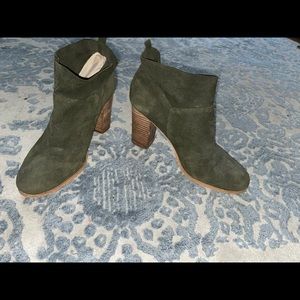 GUC olive green heeled booties, size 10